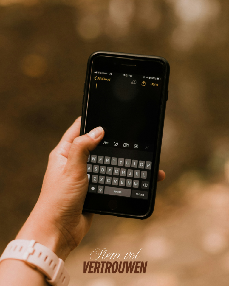Telefoon met notities app voor het vastleggen van kleine overwinningen tegen spreekangst